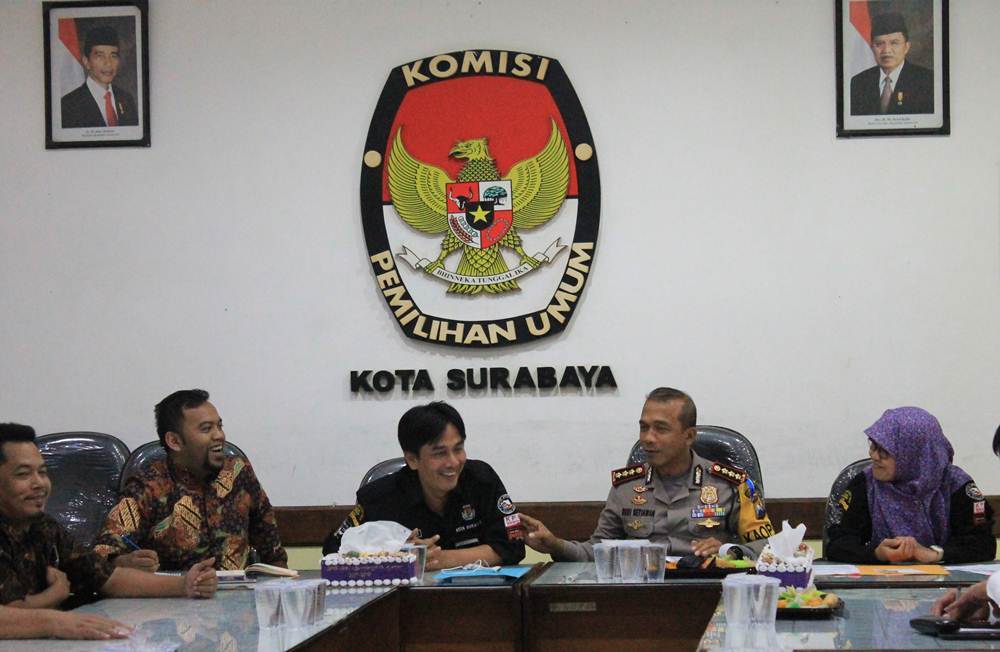 Kapolrestabes Surabaya, Kombes. Pol. Rudi Setiawan,  koordinasi dengan komisioner KPU Surabaya terkait pelaksanaan Pilkada Serentak 2018 di kantor KPU Surabaya, Rabu, 20 juni 2018, kemarin.