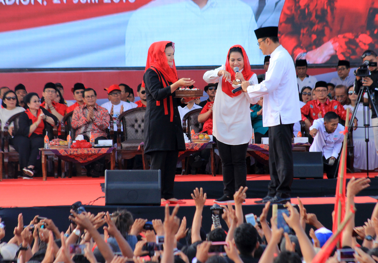 Ulang tahun ke-57 Presiden Joko Widodo (Jokowi) bergemuruh dan dirayakan bersama-sama dalam kampanye akbar Calon Gubernur Jawa Timur Saifullah Yusuf (Gus Ipul) dan Cawagub Puti Guntur Soekarno yang dihadiri puluhan ribu massa di Lapangan Kota Gulun, Madiun, Kamis, 21 Juni 2018.