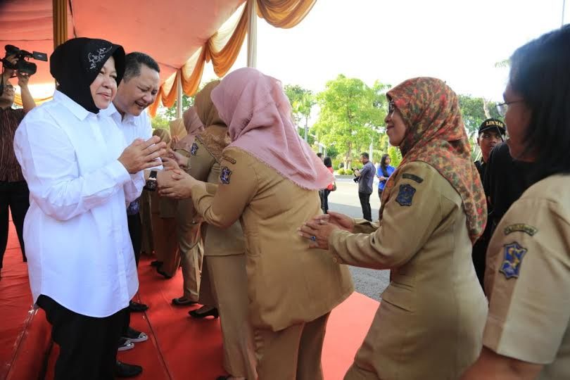Ilustrasi para pegawai di Pemerintah Kota Surabaya bersalaman, halal bi halal dengan Walikota Surabaya Tri Rismaharini dan Wakil Walikota Wisnu Sakti Buana. (Foto: Dokumentasi).