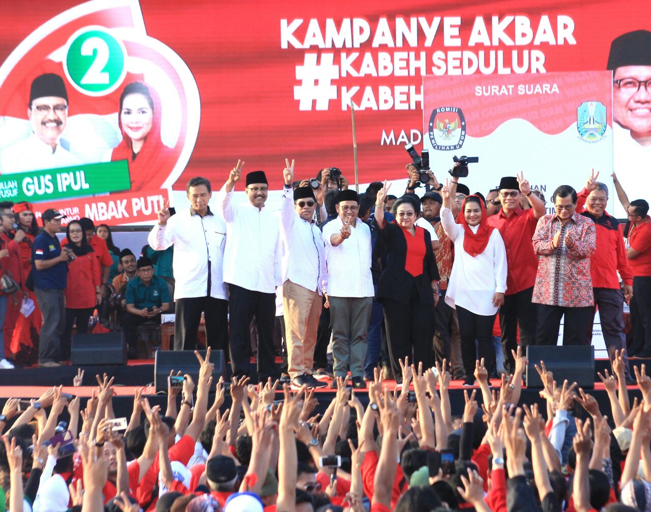 (Dua dari kanan) Menteri Sekretaris Kabinet Pramono Anung ikut hadir dalam kampanye akbar Calon Gubernur Jatim Saifullah Yusuf (Gus Ipul) dan Calon Wakil Gubernur Puti Guntur Soekarno yang dihadiri puluhan ribu massa di Lapangan Gulun, Kota Madiun, Kamis, 21 Juni 2018. 