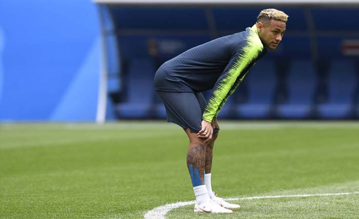 Penyerang Brasil Neymar mengikuti sesi latihan di stadion Saint Petersburg pada Kamis 21 Juni 2018 kemarin. (foto:chris simon/afp 