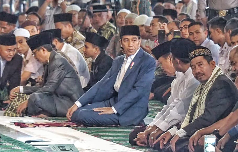 JUMATAN: Presiden Joko Widodo saat melaksanakan shalat Jumat di Masjid Al-Akbar Surabaya. (foto: humas for ngopibareng.id)