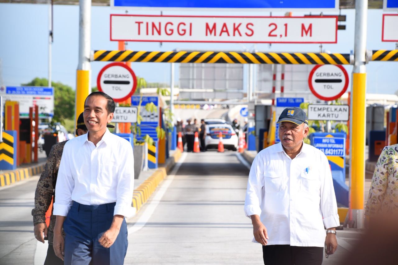 Presiden Jokowi dan Menteri Basuki meresmikan Jalan Tol Gempol-Pasuruan (Gempas) sepanjang 20,5 km di Provinsi Jawa Timur, Jumat, 22 Juni 2018.