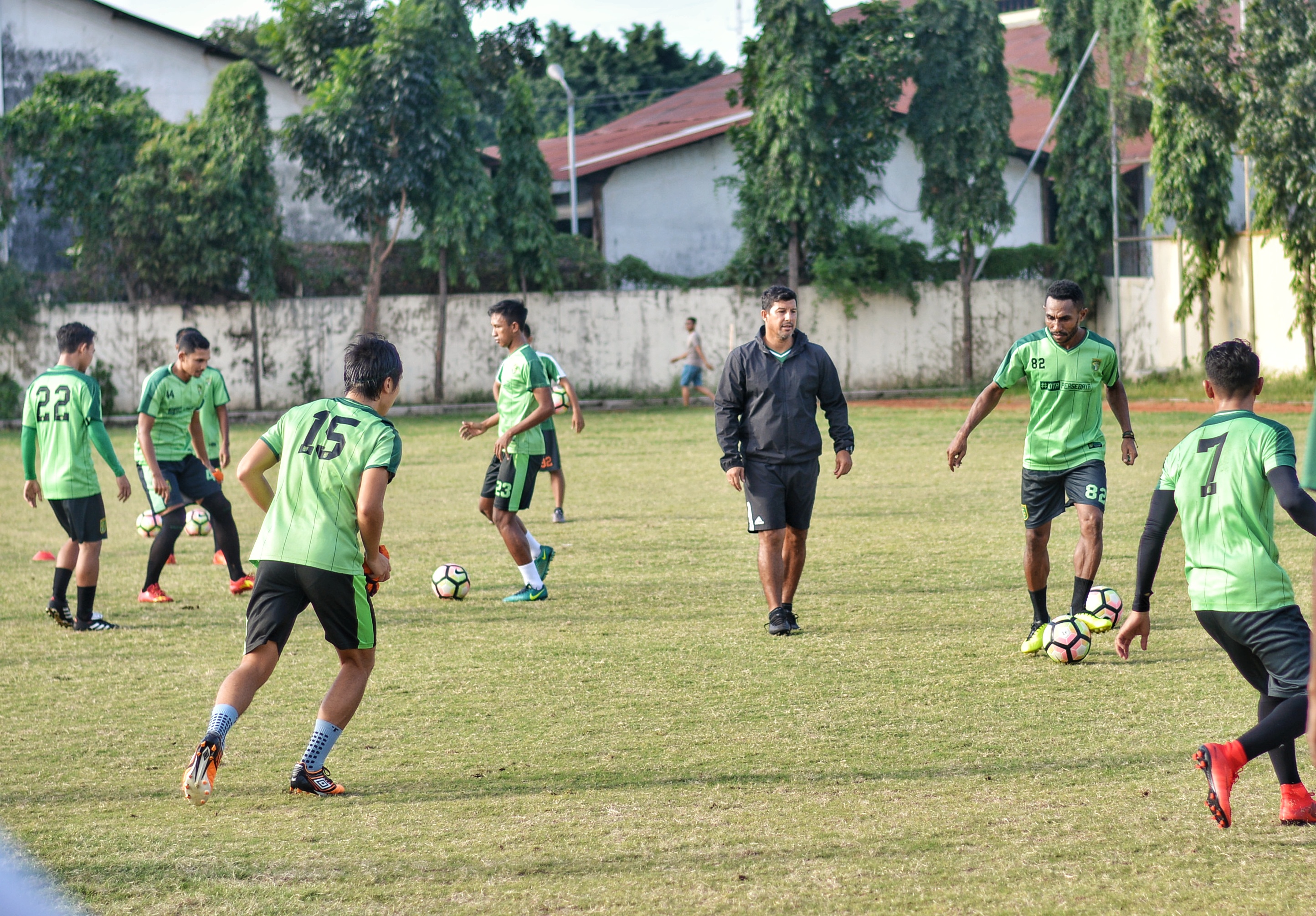 Tim Persebaya Surabaya saat latihan di lapangan Polda Jatim. (foto: hrs/ngopibareng)