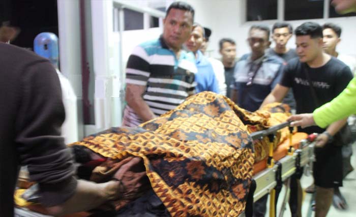 jenazah Fajrin Alisan, remaja Ternate yang tewas kecelakaan hari Jumat 22 Juni malam. (foto: rri ternate) 