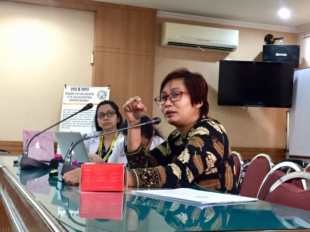 Diar Mia Ardani ketika jumpa pers pada Jumat, 22 Juni 2018 di ruang Zaman Zakir divisi THT, RSUD Dr. Soetomo Surabaya. (ngopibareng.id)