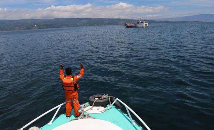 Tim SAR gabungan melakukan proses pencarian korban tenggelamnya KM Ramos Risma Marisi yang tenggelam  di Danau Toba, Simalungun, Sumatera Utara, Jumat 22 Juni malam. ( foto: republika/antara)