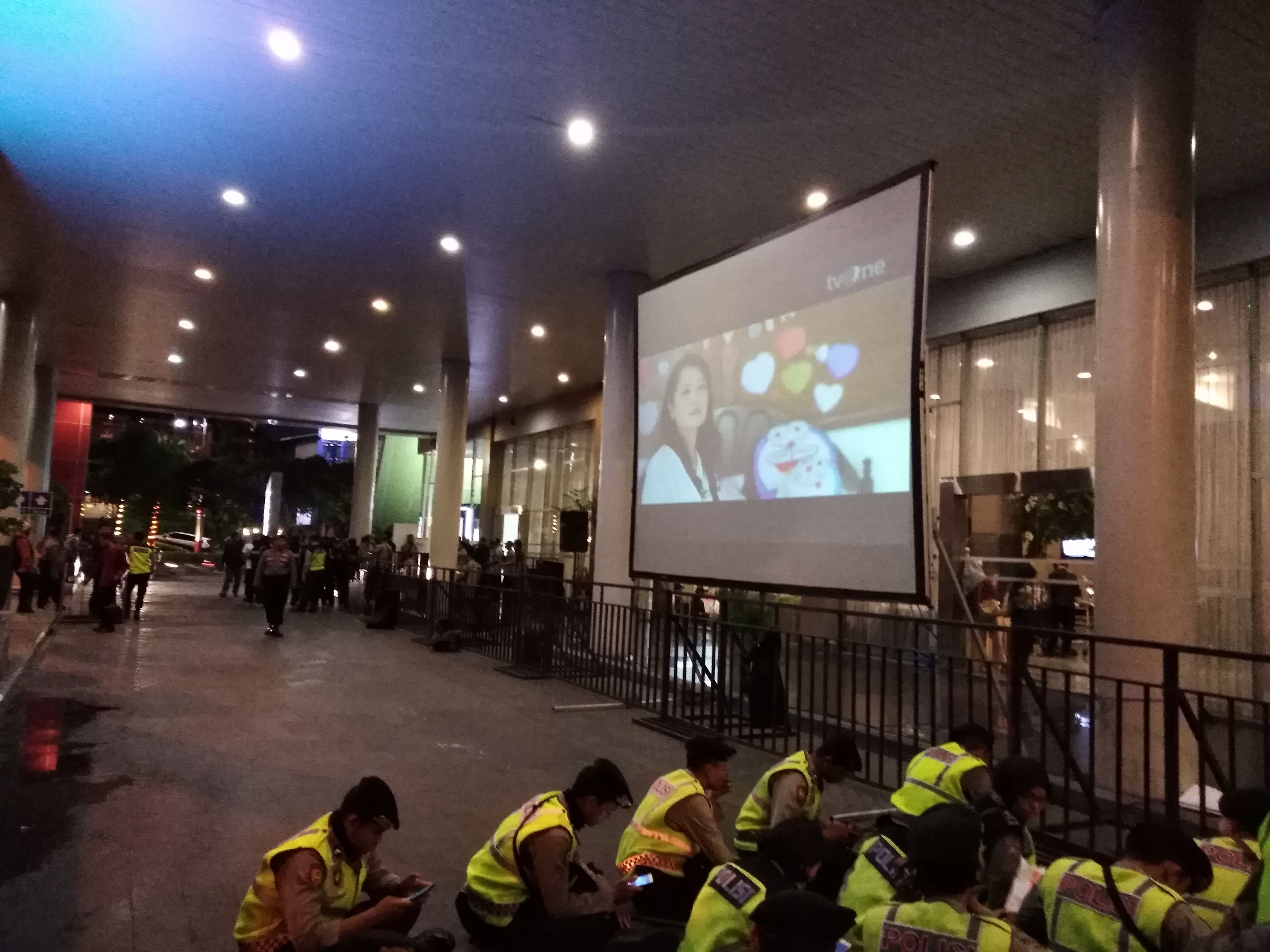 KPU Jatim sediakan layar besar di luar gedung pelaksanaan Debat Publik Pilgub Jatim, Dyandra Convention Center, Surabaya, Sabtu, 23 Juni 2018. (foto: frd/ngopibareng.id) 
