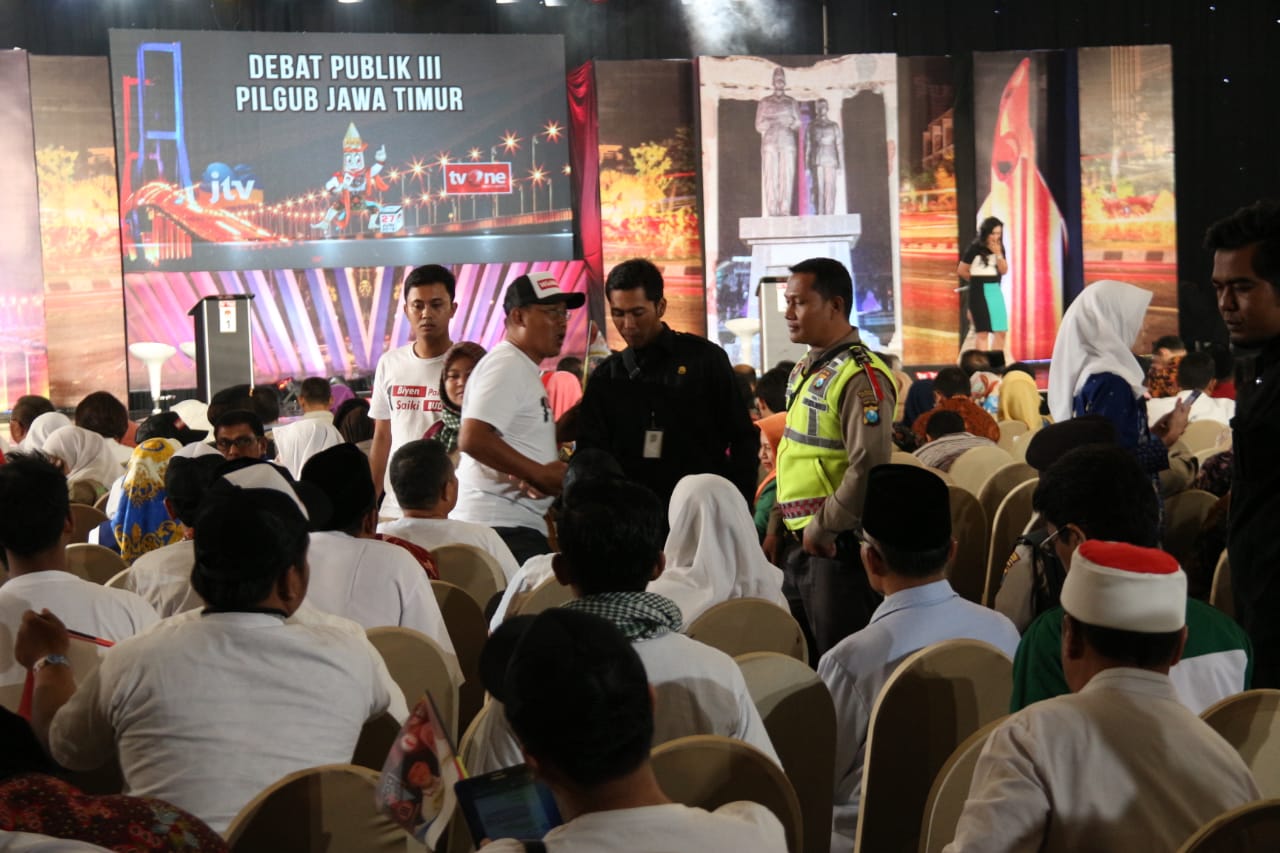 Massa paslon 1, diusir dari ruang debat Pilgub Jatim ketiga, di Dyandra Convention Center, Surabaya, Sabtu 23 Juni 2018. (foto: hrs/ngopibareng.id) 