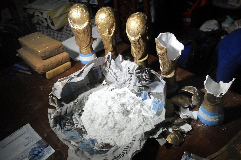 Kokain yang ditemukan dalam replika Piala Dunia di Argentina. 