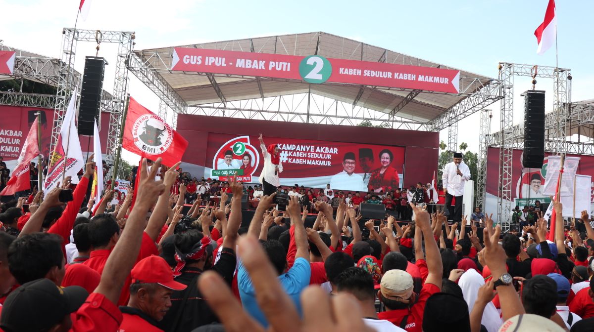calon gubernur dan wakil gubernur Jawa Timur Saifullah Yusuf (Gus Ipul)-Puti Guntur Soekarno (Mbak Puti), dalam kampanye akbar yang digelar di Lapangan Gulun, Madiun, Kamis, 21 Juni 2018.