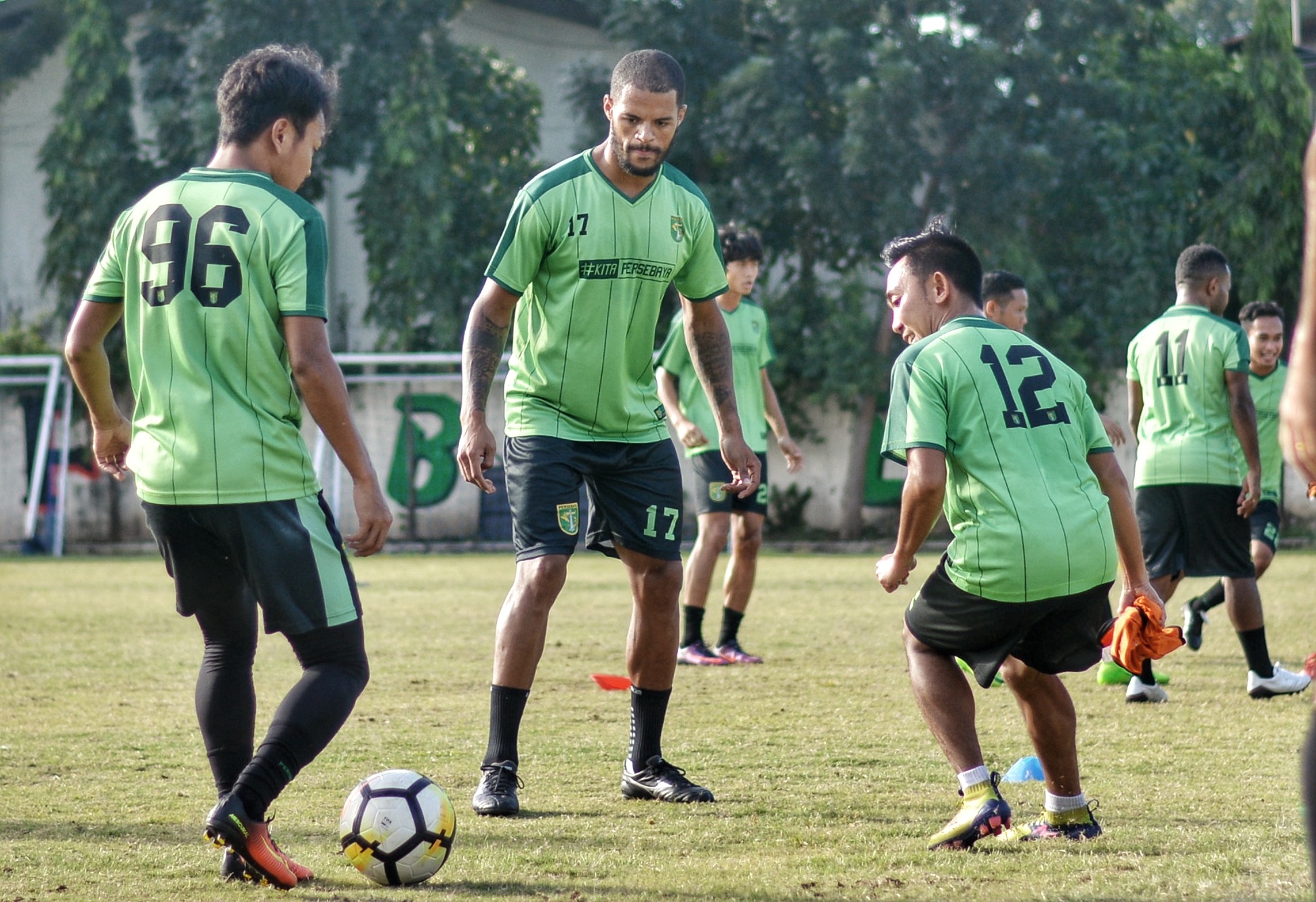 Pemain Persebaya, David da Silva (tengah) tak akan bermain saat lawan Persija Jakarta. (foto: hrs/ngopibareng)