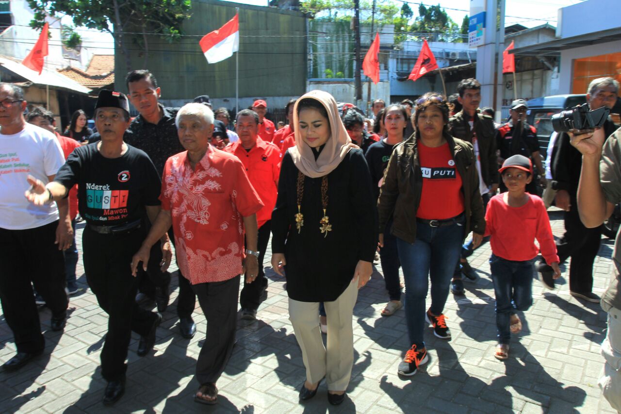 Calon Wakil Gubernur Jawa Timur Puti Guntur Soekarno napak tilas di bekas Posko PDI Pro-Megawati di Jalan Pandegiling 223, Surabaya, Minggu, 23 Juni 2018.