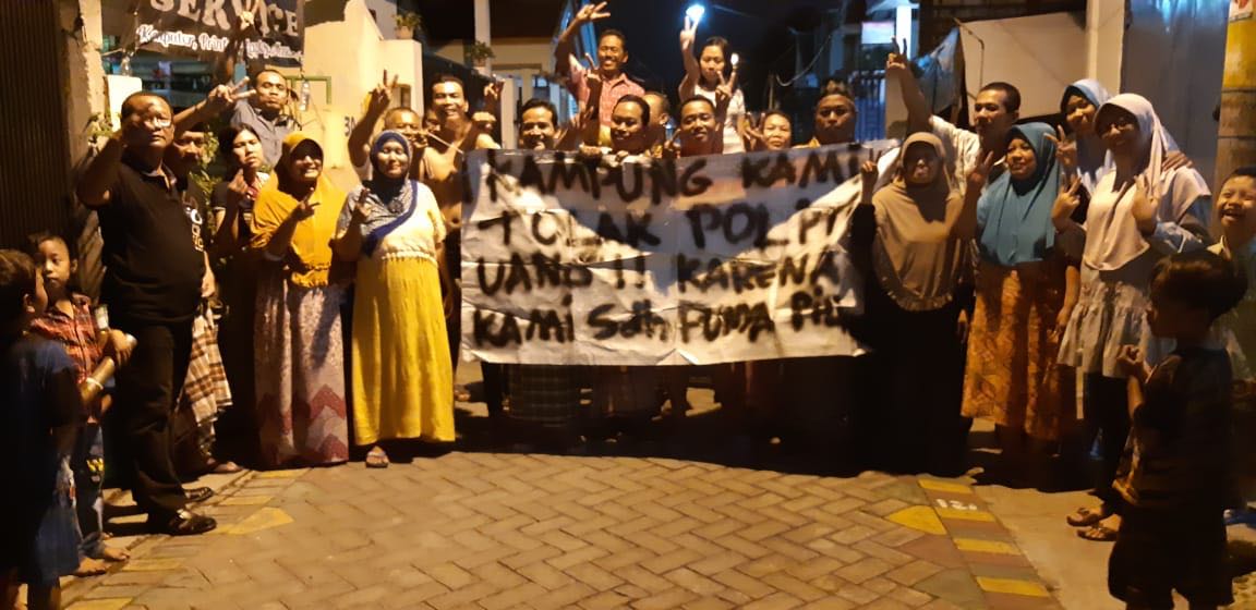 Warga Kelurahan Asem Rowo ramai-ramai membuat spanduk untuk menolak politik uang. (Foto: Ist)