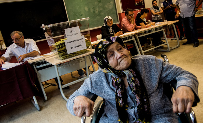 Seorang wanita menunggu untuk memberikan suaranya di TPS Turki dalam pemilu awal presiden dan parlemen di Istanbul, Minggu 24 Juni 2018. (foto: afp)