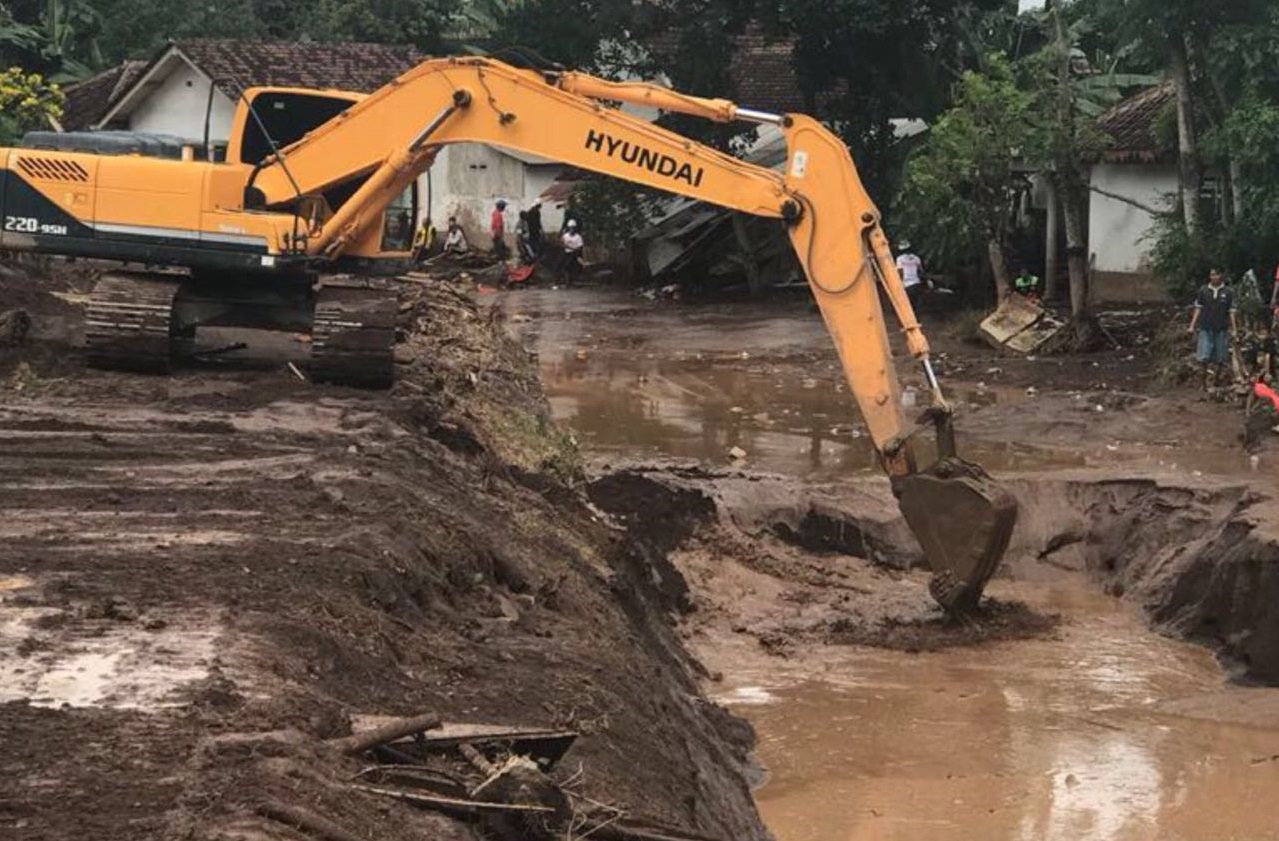 Excavator Kementrian PUPR yang dikirimkan untuk penanganan pasca banjir Banyuwangi. (Foto: Dok. PUPR)