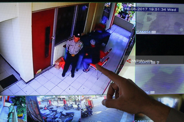 Pengamanan logistik Pilkada Jatim yang di Kecamatan Asemrowo Surabaya terpantu lewat rekaman CCTV di ruang SPKT Kantor Polsek setempat. (Foto: Antara Jatim/ Didik Suhartono)