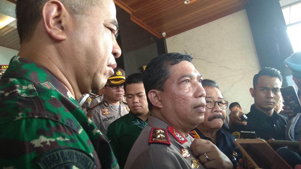 Kapolda Jatim, Irjen Pol Machfud Arifin, bersama Pangdam V Brawijaya dan Gubernur Jatim usai gelar pasukan pengamanan Pilkada 2018. (foto: ist)