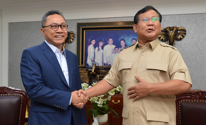 Ketua Umum Partai Gerindra Prabowo Subianto (kanan) berjabat tangan dengan Ketua Umum Partai Amanat Nasional (PAN) Zulkifli Hasan sebelum melakukan pertemuan tertutup di Jakarta, Senin 25 Juni 2018. (foto; wahyu putro/antara) 