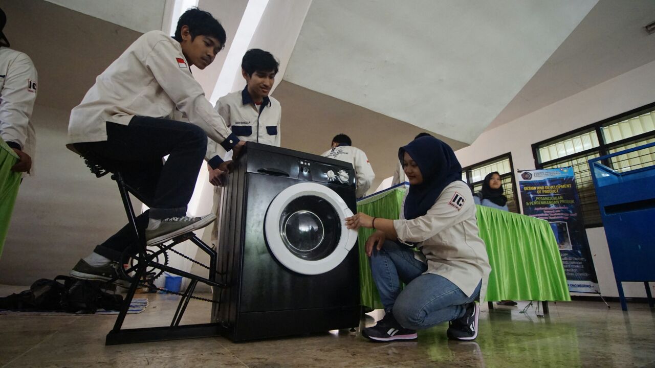 Mesin cuci tanpa menggunakan aliran listrik, cukup dengan sambungan sepeda angin karya mahasiswa Universitas Muhammadiyah Malang (UMM) (Foto: Istimewa)
