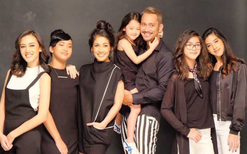 Keluarga Tora Sudiro dan Mieke Amalia. Azzahra Nabila Sudiro (kiri) mengikuti jejak ayahnya sebagai model.