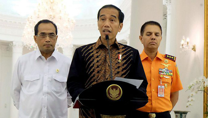 Presiden Joko Widodo (tengah) didampingi Menteri Perhubungan Budi Karya Sumadi (kiri) dan Kepala Basarnas Marsekal Madya TNI Muhammad Syaugi (kanan). Foto: Antara