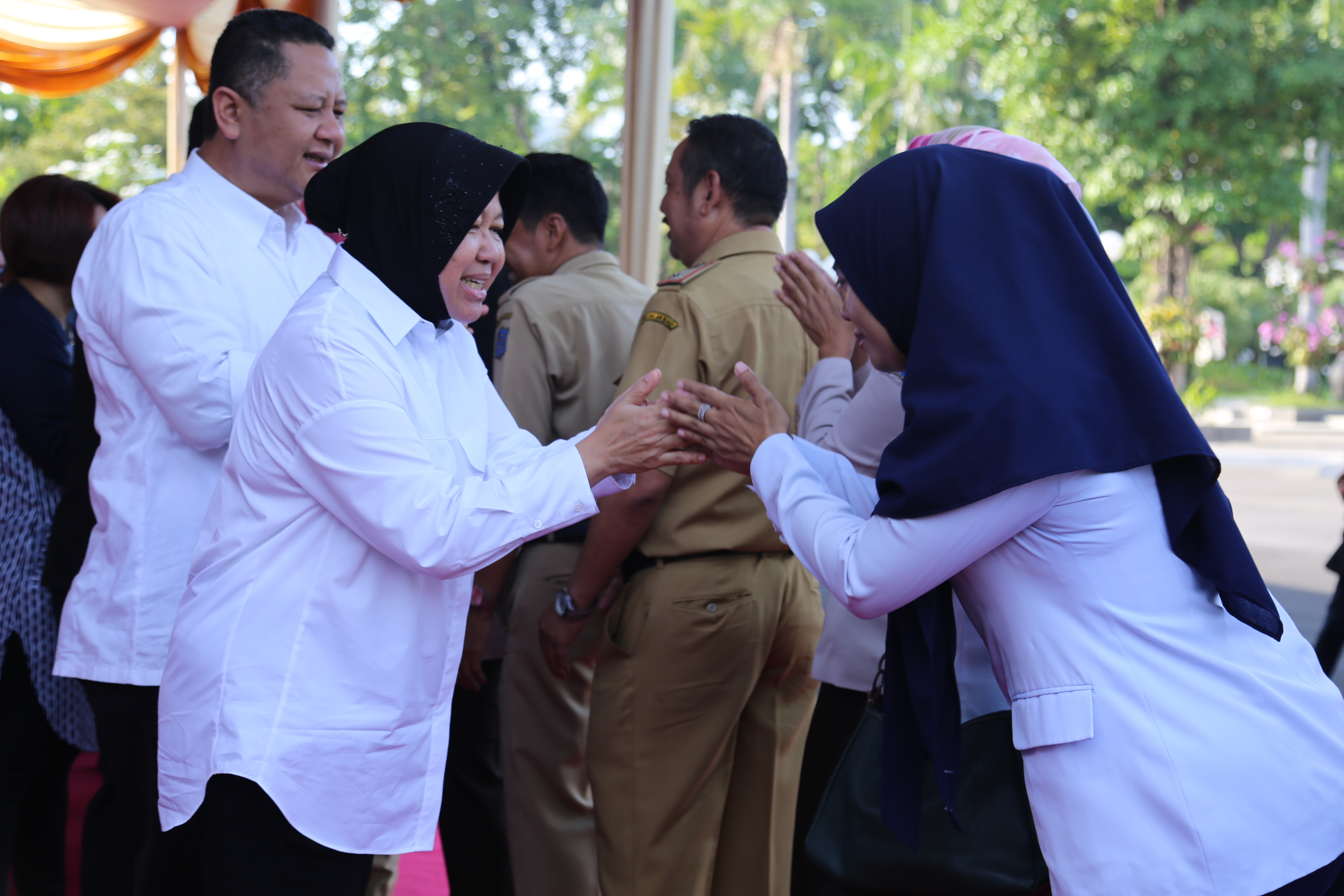 Wali Kota Surabaya Tri Rismaharini dan Wakil Wali Kota Surabaya Whisnu Sakti Buana, serta sejumlah anggota DPRD Surabaya menggelar halal bihalal di halaman Balai Kota Surabaya, Senin, 25 Juni 2018. 