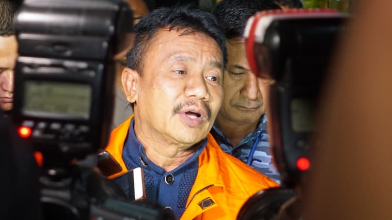 Mantan Bupati Jombang, Nyono Suharli Wihandoko saat menjalani pemeriksaan  KPK di Jakarta.  