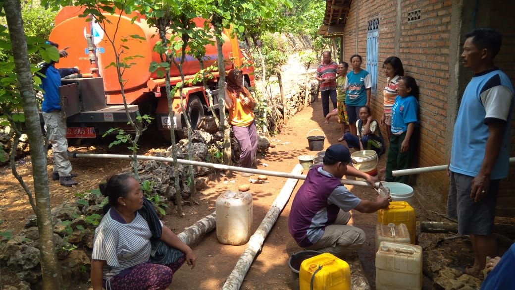 Pendistribusian air bersih oleh BPBD Kab Gunung Kidul dalam mengatasi kekurangan air bersih di Yogyakarta, Senin, 25 Juni 2018. (Foto: Humas BPBD)