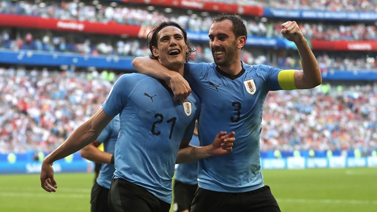 Pemain Uruguay Cavani usai mencetak gol ke gawang Rusia. 