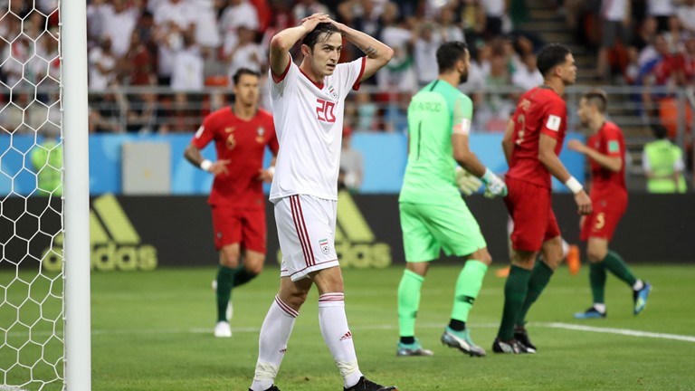 Pemain Iran meratapi hasil imbang melawan Portugal. foto:fifa
