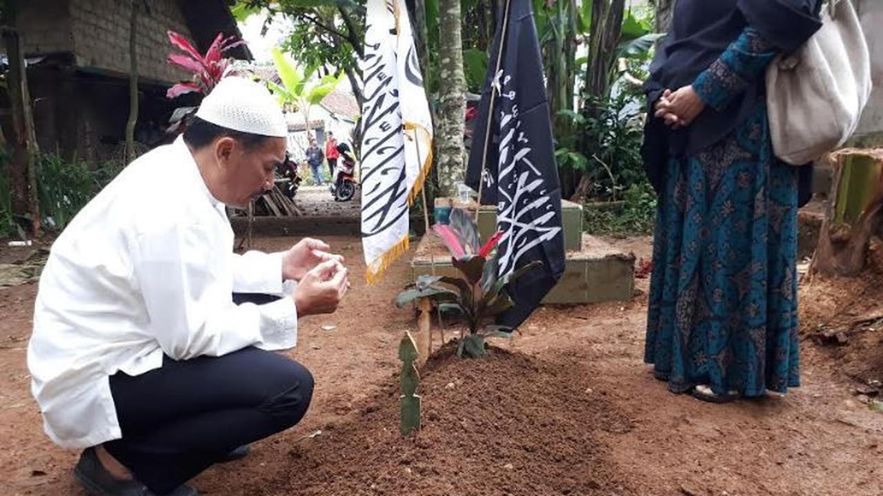 Makam ustad Hari Moekti di Kampung Pasir Kuda, Desa Cikereteg, Kecamatan Caringin, Kabupaten Bogor, Jawa Barat.