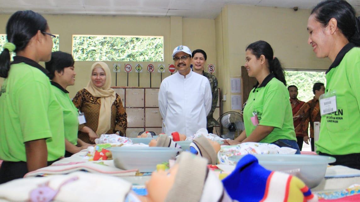 Gus Ipul menyapa dan bertemu dengan ribuan pekerja di Balai Latihan Kerja Luar Negeri (BLKLN) PT. Prima Duta Sejati yang ada di Jl. Raya Tanjung 52-54 Gempol-Pasuruan, Selasa, 26 Juni 2018.