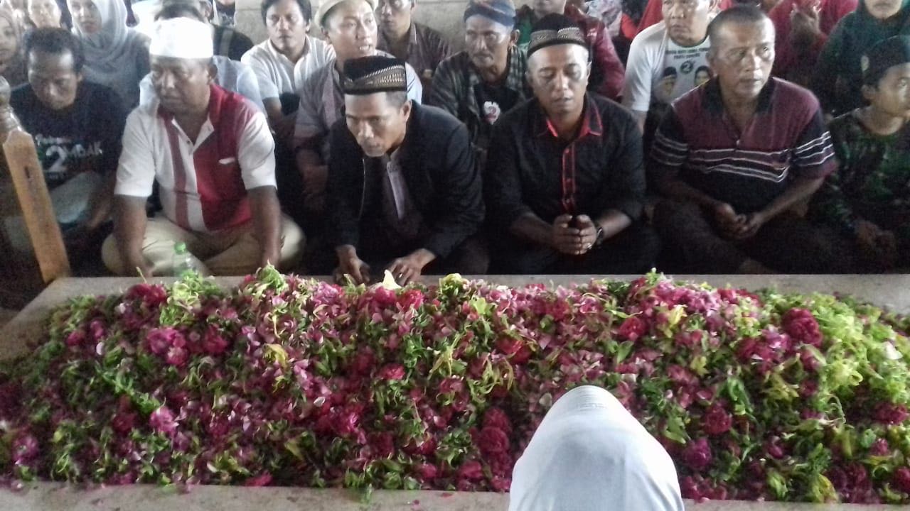 Simolawang Simokerto berangkat ke Jombang dan Blitar. Mereka berziarah ke Makam Gus Dur dan Bung Karno, Selasa, 26 Juni 2018.