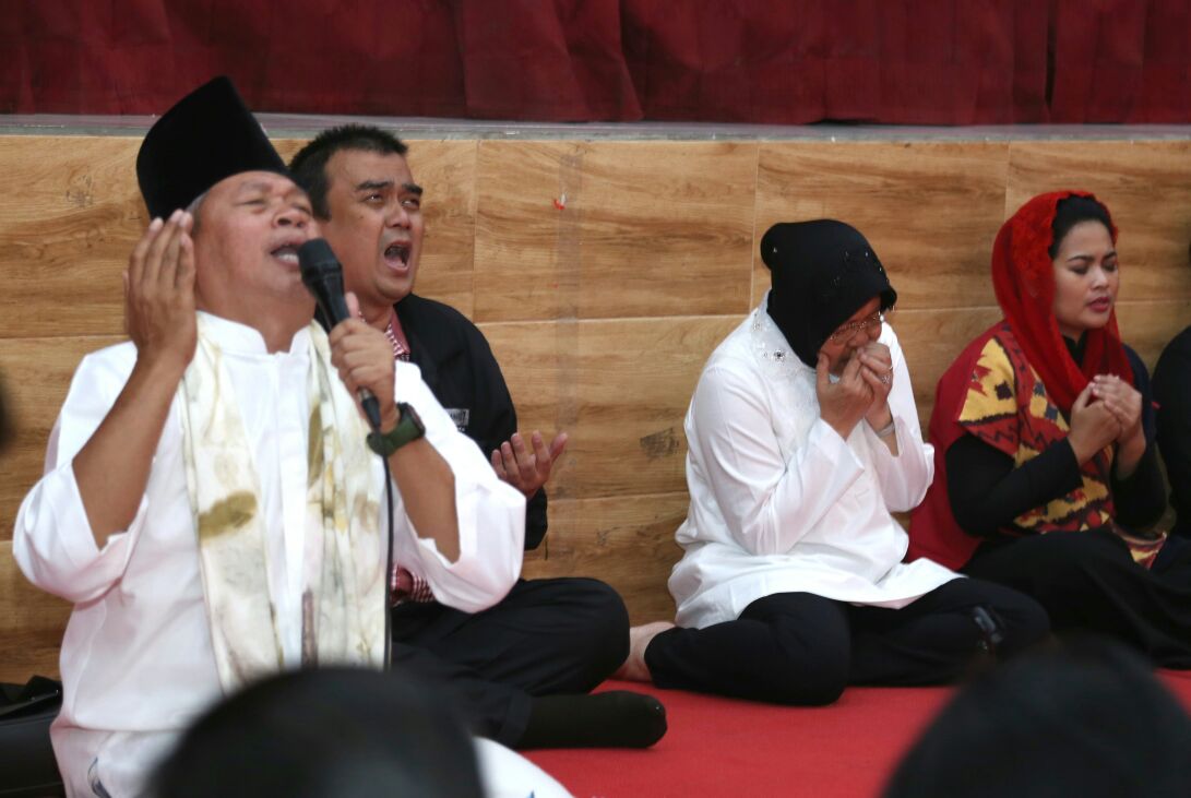 Walikota Surabaya Tri Rismaharini dan Puti beserta ratusan anak serta orang tua gelar doa bersama, Selasa, 26 Juni 2018.