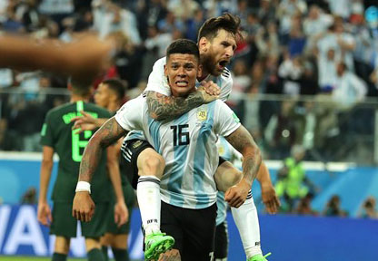 Dua pencetak gol Argentina, Marcos Rojo dan Lionel Messi. foto: fifa