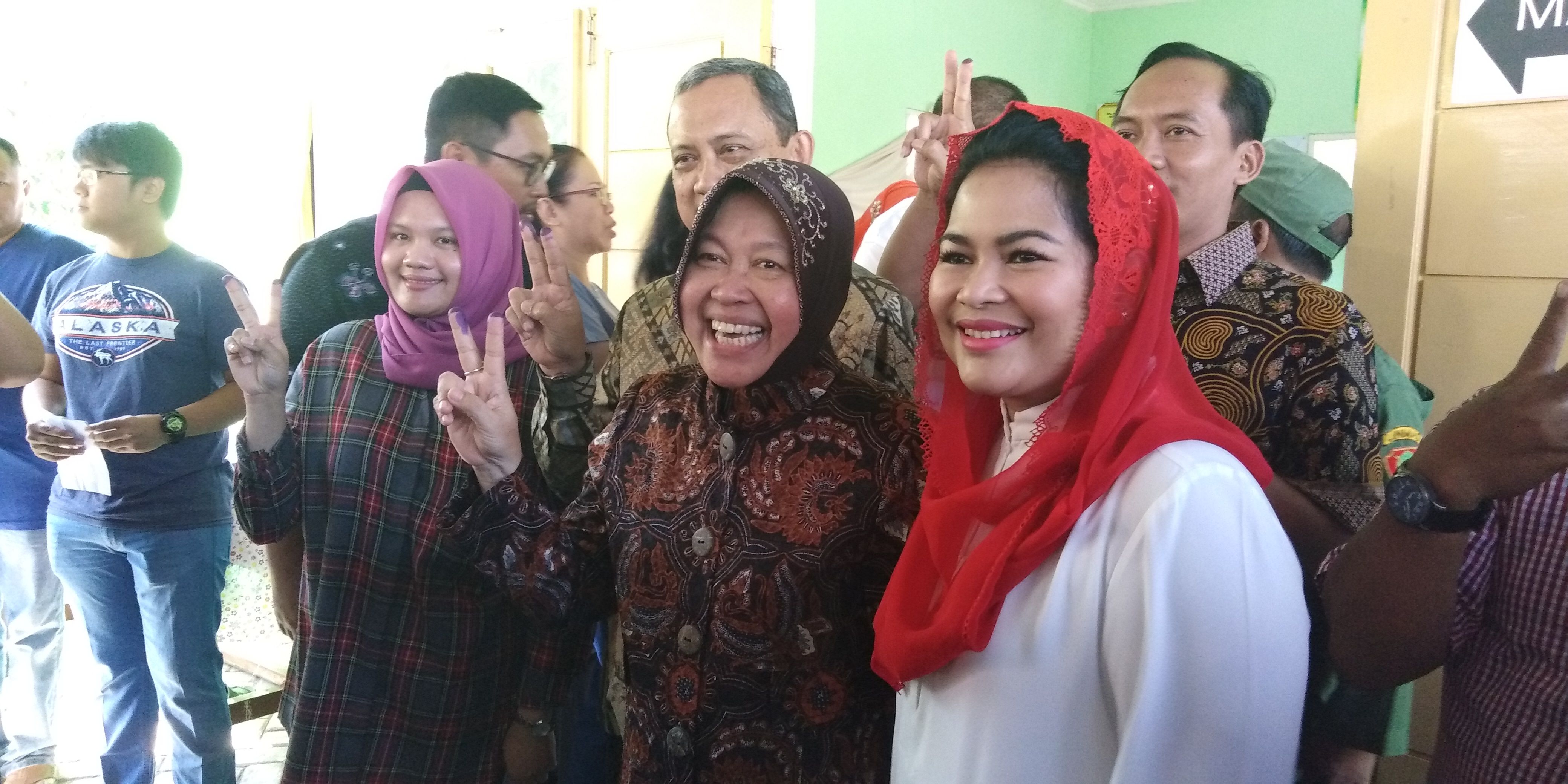 Didampingi Puti, Risma dan keluaraga usai gunakan hak pilihnya di TPS 001, Jajar Tunggal, Wiyung, Surabaya, Rabu, 27 Juni 2018. (Foto Farid/ngopibareng.id) 