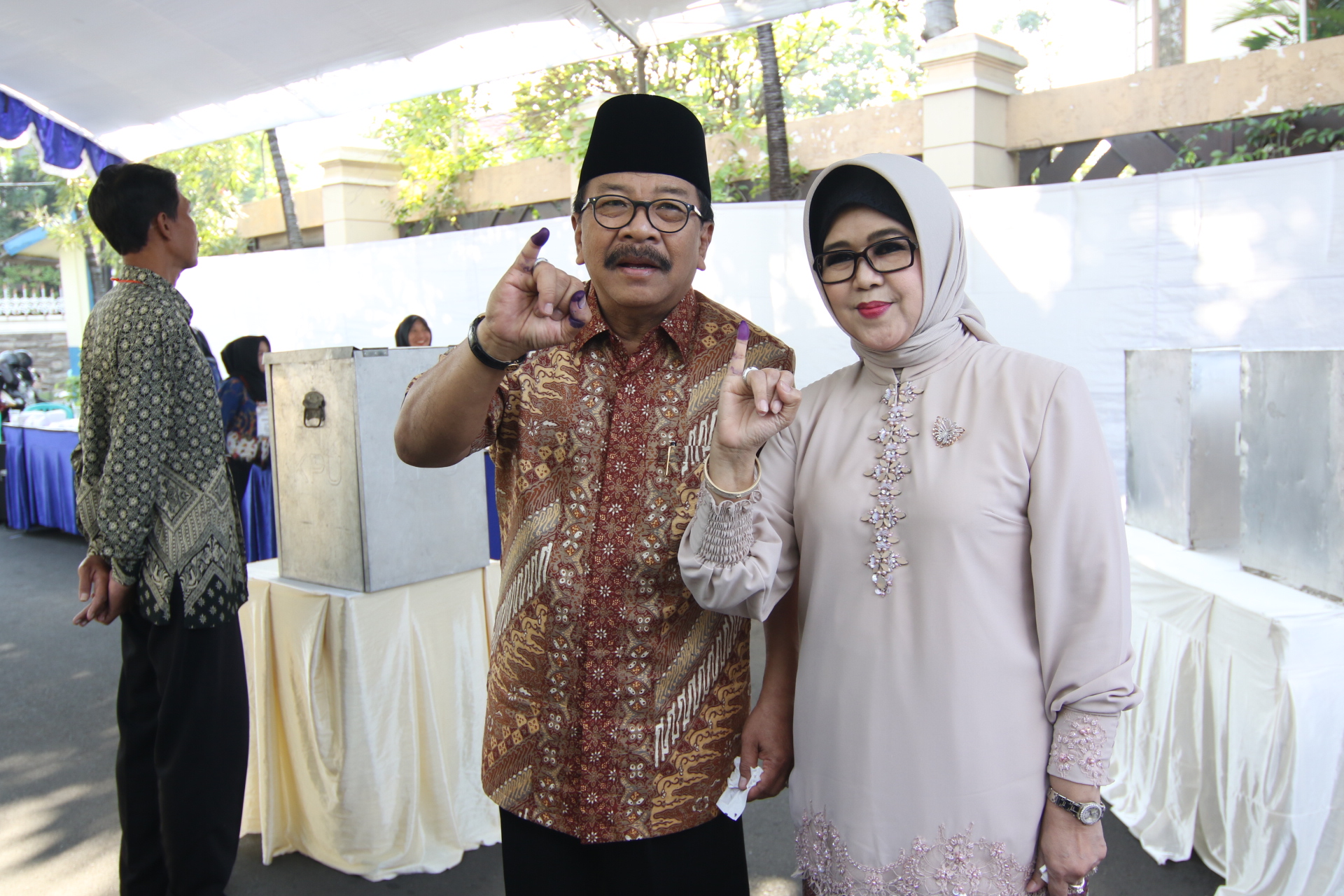 Gubernur Jawa Timur Soekarwo usai mencoblos di TPS 22 Kelurahan Manyar Sabrangan Kecamatan Mulyorejo, Kota Surabaya, Rabu 27 Juni 2018.