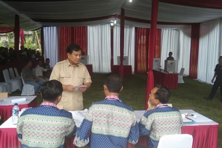 Ketua Umum Gerindra Prabowo Subianto saat hendak menggunakan hak pilihnya dalam Pilkada 2018, di TPS 017, Bojong Koneng, Babakan Madang, Bogor, Jawa Barat, Rabu. (Foto: Antara)