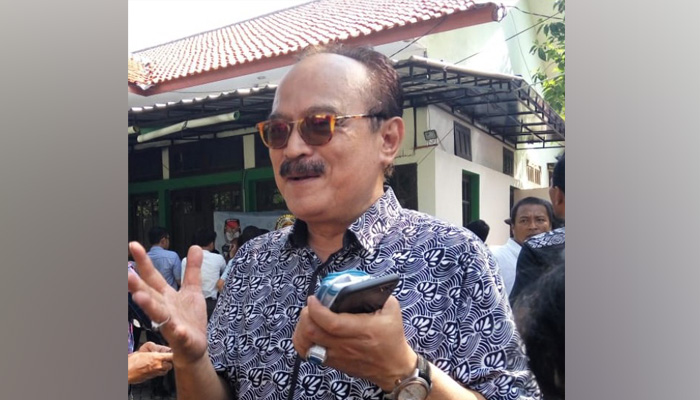 Politisi senior Eros Djarot usai mendampingi Gus Ipul ke Tempat Pemungutan Suara (TPS). (Foto: Amanah/ngopibareng.id)