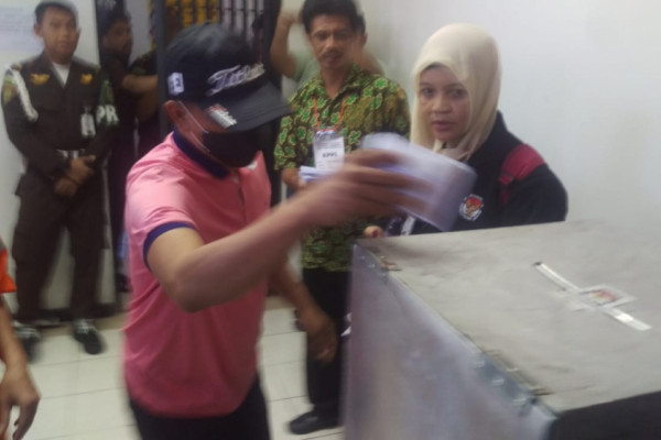 Nyono Suharli menyalurkan hak suaranya di Rutan Kejati Jatim, Rabu 27 Juni. (Foto: Antara) 