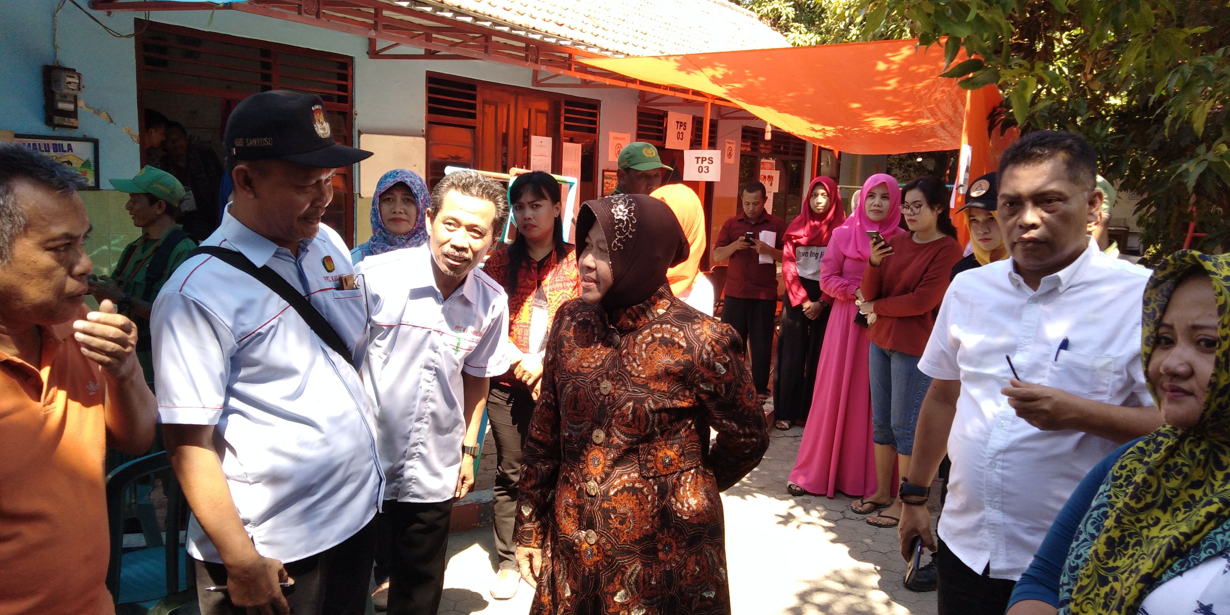 Wali Kota Surabaya Tri Rismaharini meninjau langsung sejumlah Tempat Pemungutan Suara (TPS) di Surabaya yang direlokasi, Rabu, 27 Juni 2018. (foto: frd/ngopibareng.id) 