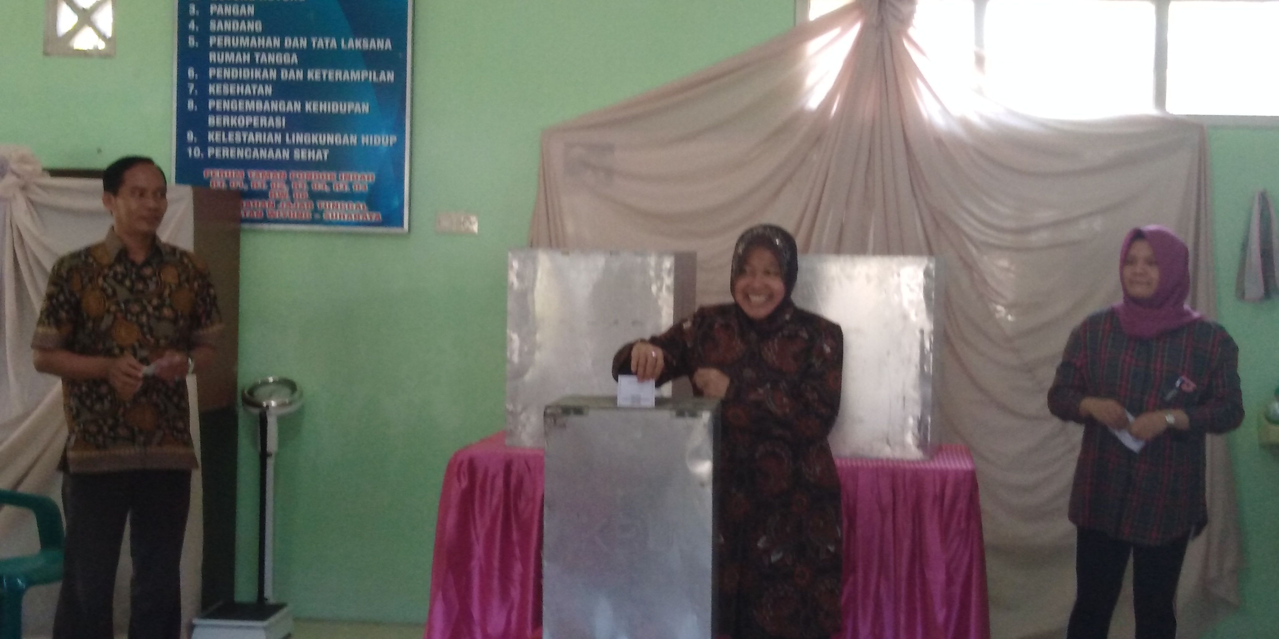 Wali Kota Risma saat menggunakan hak pilihnya di TPS 001, Jajar Tunggal, Wiyung, Surabaya, 27 Juni 2018. (Foto: frd/ngopibareng.id) 