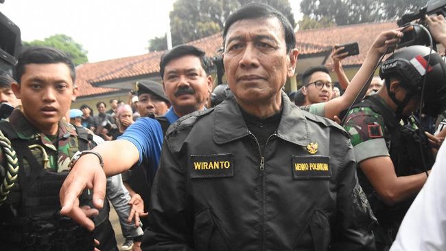 DEMOKRASI: Menkopolhukam Wiranto bersama Panglima TNI Marsekal Hadi Tjahjanto. (foto: ist)