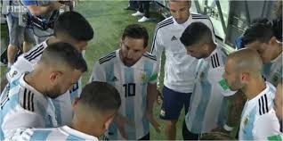 Messi sedang memberi instruksi tim saat di Piala Dunia Rusia. Foto courtessy for google.