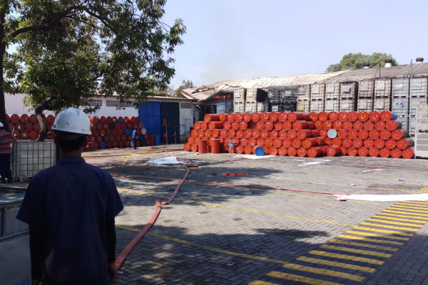 Kebakaran gudang penyimpanan bahan kimia di Taman Sidoarjo, Kamis 28 Juni (Foto: Antara)