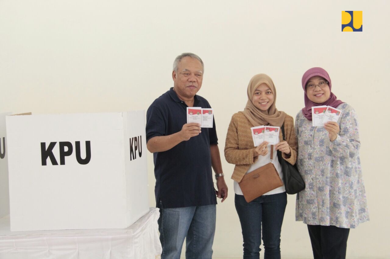Menteri Pekerjaan Umum dan Perumahan Rakyat (PUPR) Basuki Hadimuljono turut memberikan suaranya dalam pemilihan Gubernur Jawa Barat dan Walikota Bekasi pada Pilkada Serentak 2018, Rabu, 27 Juni 2018.