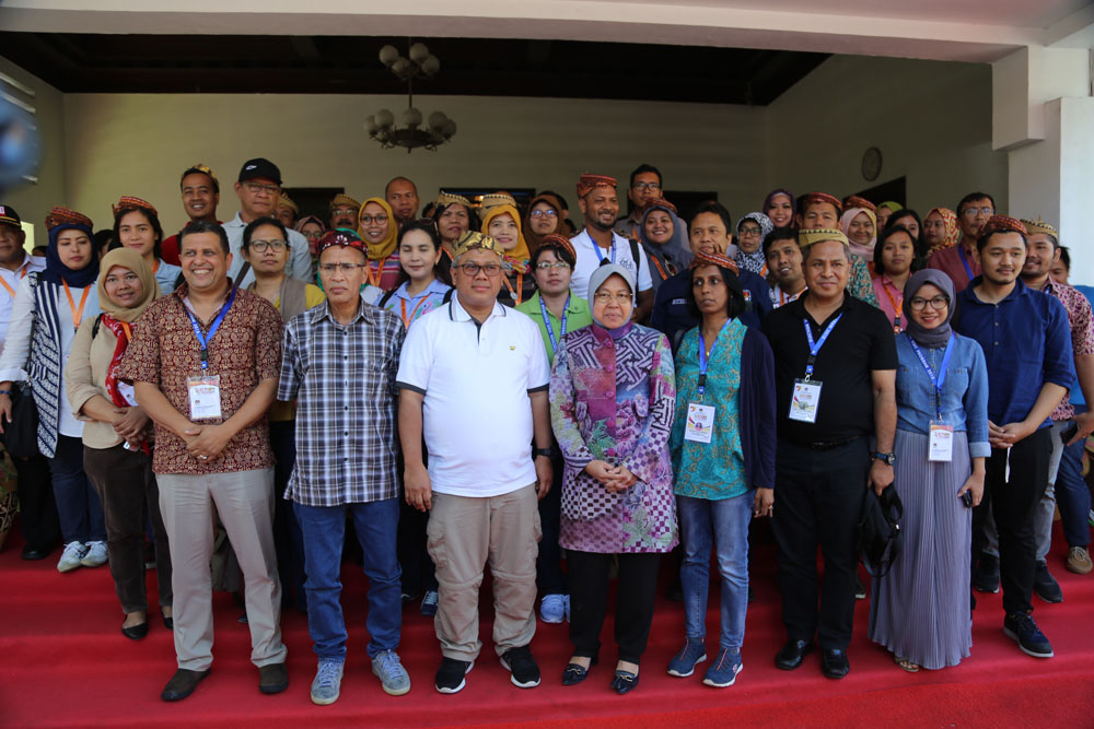 Rombongan KPU RI, pemantau Pilkada dari luar negeri bersama Wali Kota Surabaya Tri Rismaharini, Kamis, 28 Juni 2018. 
