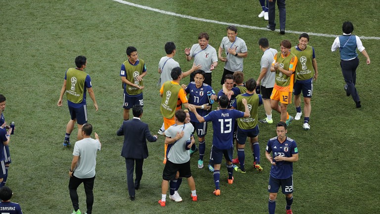 Pemain Jepang sudah terlanjur sedih akhirnya gembira setelah lolos ke babak 16. 