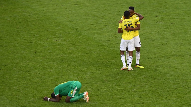 Pemain Senegal meratapi kekalahan jumlah  kartu dari Jepang usai ditekuk Kolombia. 